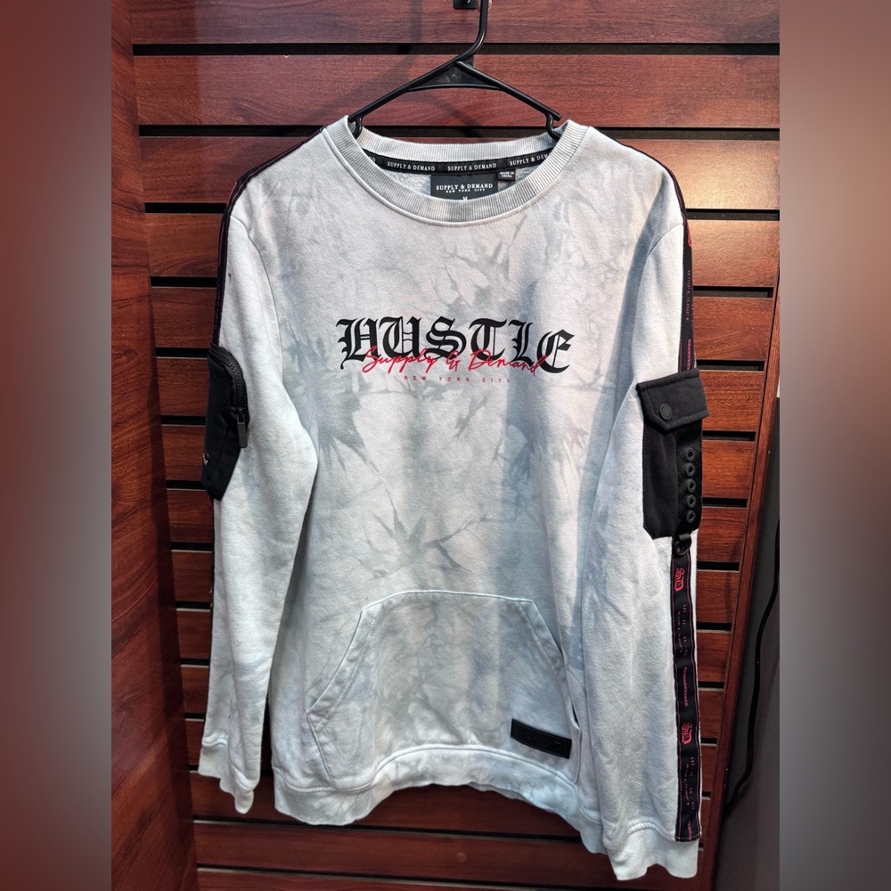 HUSTLE Graphic Pocket-Detail Pullover Sweatshirt - Light Gray